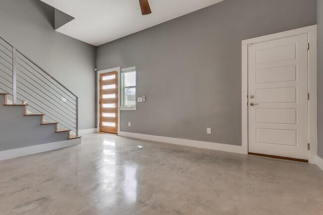 Building Photo - 1208 E St Johns Ave