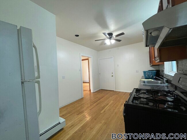 Foto del edificio - 1582 Tremont St
