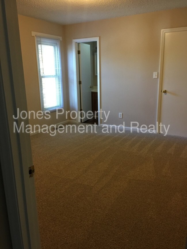 Building Photo - 2715 White Oak Ln