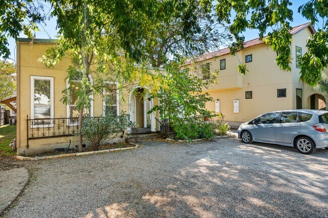 Foto del edificio - Clarksville Classic - Old School - 1 Bd/1Ba  -  Million Dollar Neighborhood - $1495