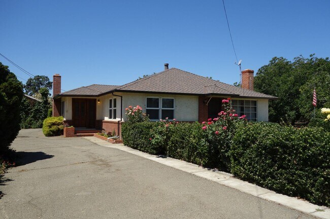 Foto del edificio - ? Charming Country Home Available November! ?