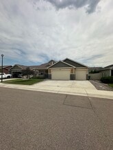Building Photo - 730 N Country Trail