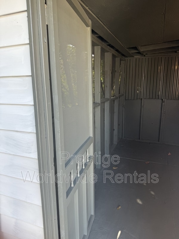 Building Photo - 104 Moore St