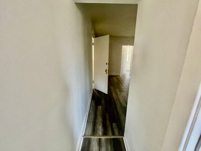 Foto del edificio - 527 Halsey Ave