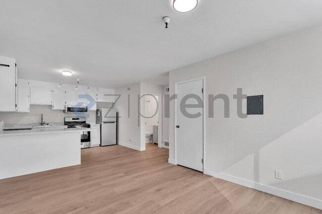 Building Photo - 790 7th Ave