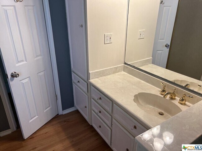 Building Photo - 1904 Forest Hills Dr