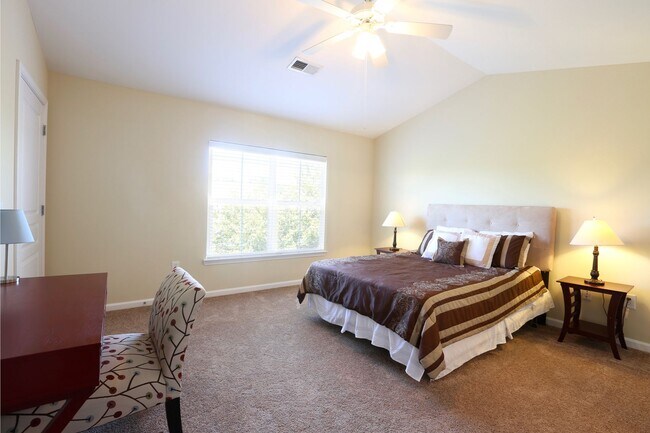 Building Photo - 3 Bedroom Townhouse at the Woodlands - END...
