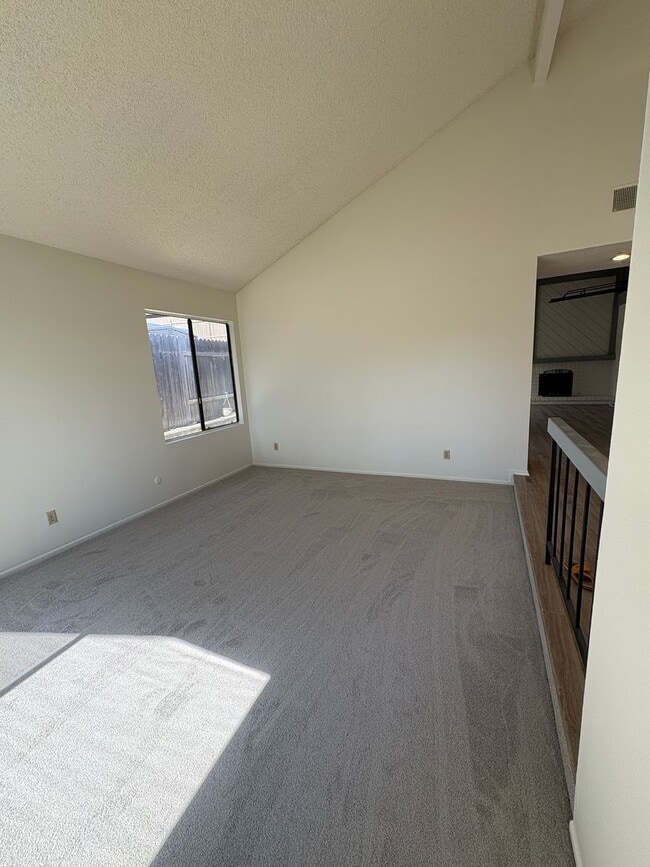 Building Photo - 3+2 Single Story Home w/2 car garage in th...