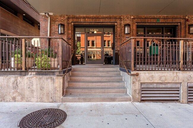 Building Photo - Charming condo with Central AC and Garage ...
