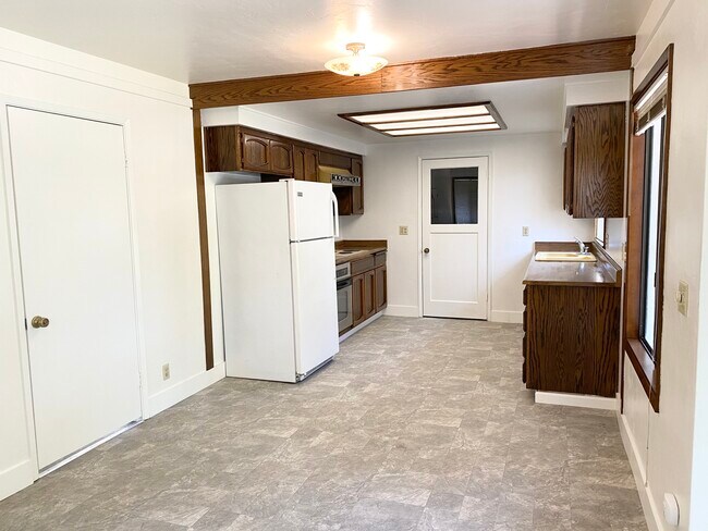 Building Photo - 272 Tyrella Ave