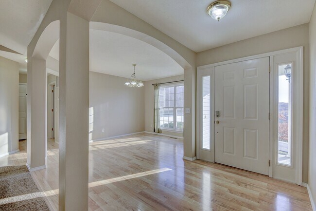 Foto del edificio - 325 Tall Oaks Dr