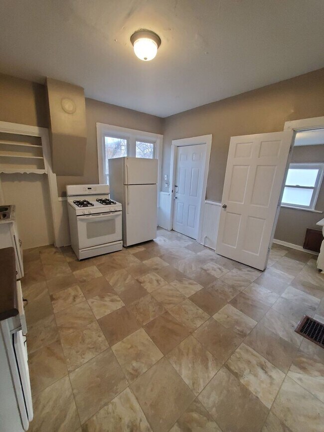 Building Photo - 4 Bedroom Single Family