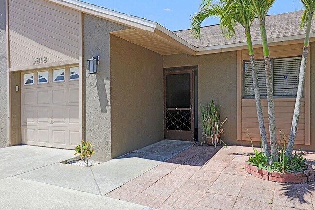 Foto del edificio - Duplex Cape Coral 3818