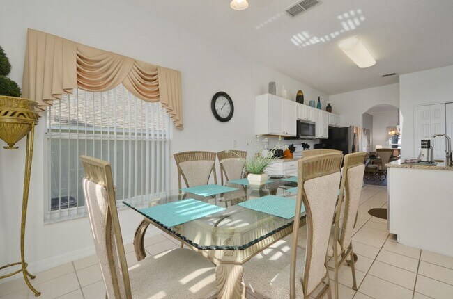 Foto del edificio - Single family pool home now available!