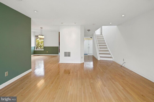 Building Photo - 459 Sayre Dr
