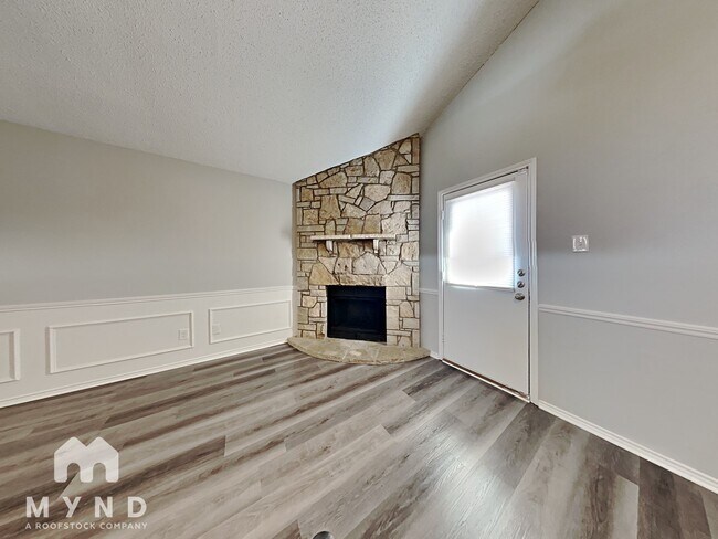 Foto del edificio - 4628 Feathercrest Dr