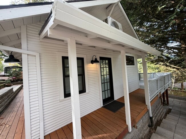 Building Photo - Incredible 2 bed, 1 bath home in SW Portla...