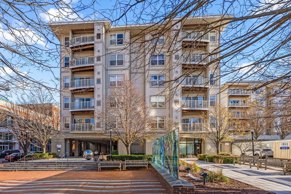 Foto principal - 1 Bed and Den 1 Bath - Silver Spring Condo - Garage Parking Space
