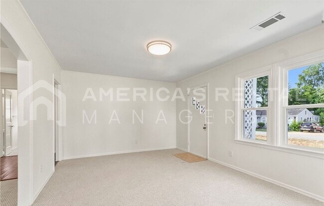 Building Photo - DEPOSIT PENDING! Renovated Home just MINUT...