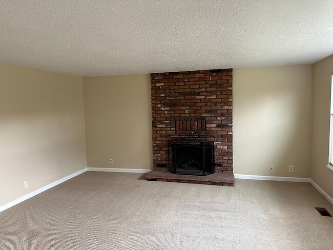 Building Photo - East Medford Three Bedroom for Rent!