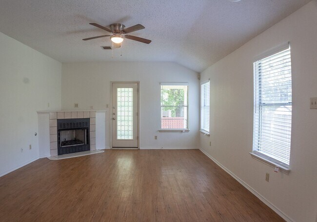 Foto del edificio - South Austin 3-bedroom/2-bath Home Reduced...
