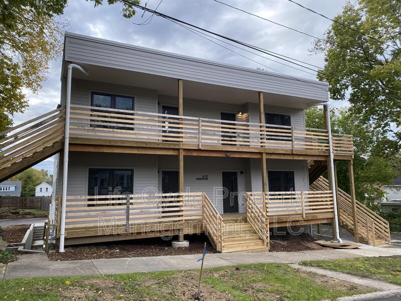 Foto del edificio - 615-625 Emerald Ave NE