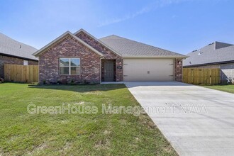 Building Photo - 710 W Jillian St