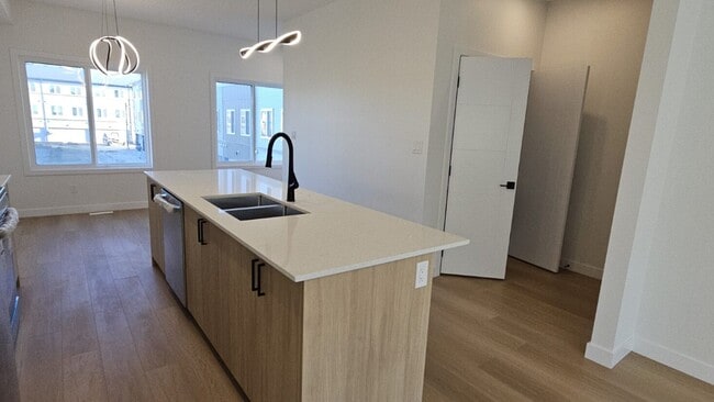 Photo du bâtiment - 18120-18128 28 Ave SW