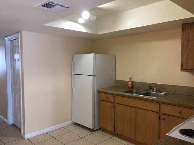 Building Photo - 5648 Meikle Ln