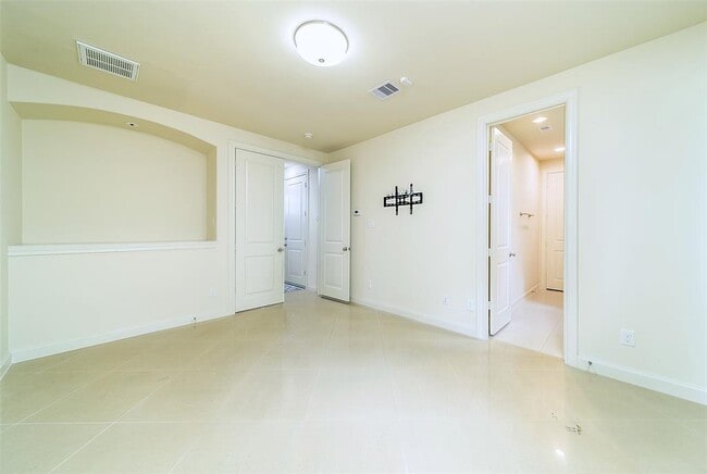 Building Photo - 8930 Lakeshore Bend Dr
