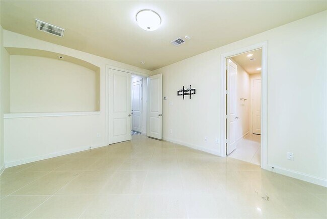 Foto del edificio - 8930 Lakeshore Bend Dr