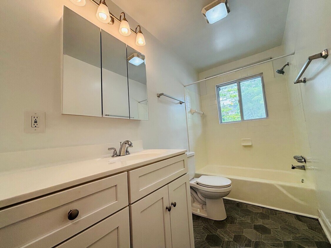 Primary Photo - 2 Bedroom, 1 Bath Apartment