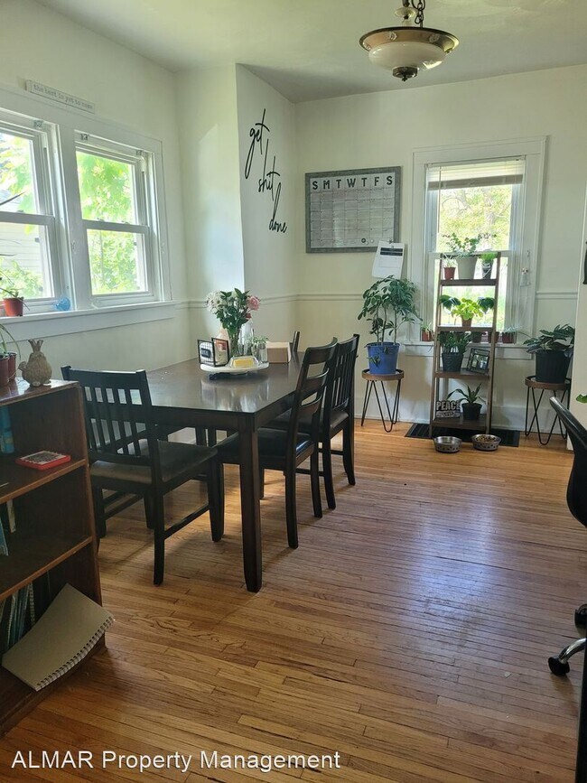Building Photo - 3 br, 1 bath House - 444 S. Summit