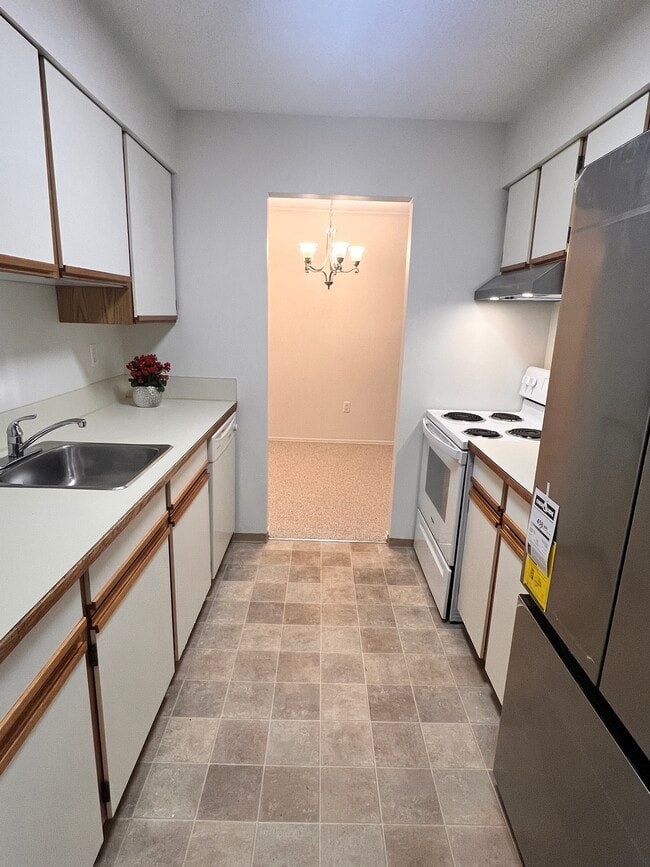 Galley kitchen - 1001 Ridgeway Av