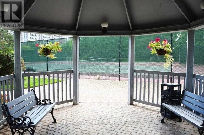 Photo du bâtiment - 1300 Islington Ave