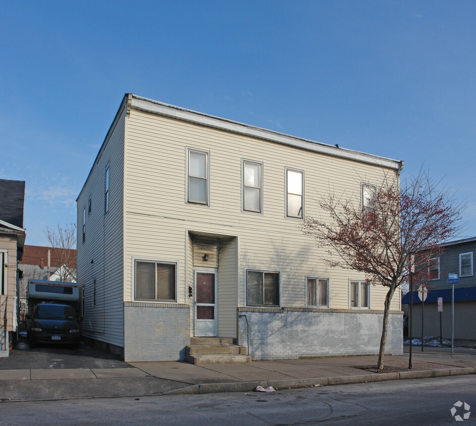 Foto principal - 1046 Hudson Ave