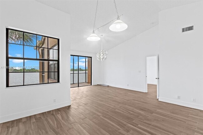 Foto del edificio - 15569 Miami Lakeway N