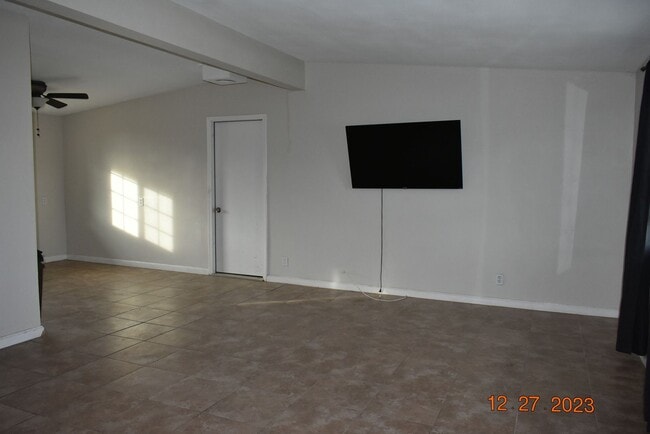 Building Photo - Modern Living in California City