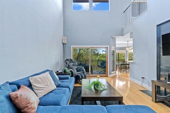 Foto del edificio - 4711 Spicewood Springs Rd