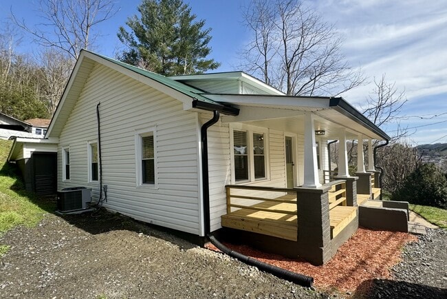 Building Photo - 706 Pear Dr