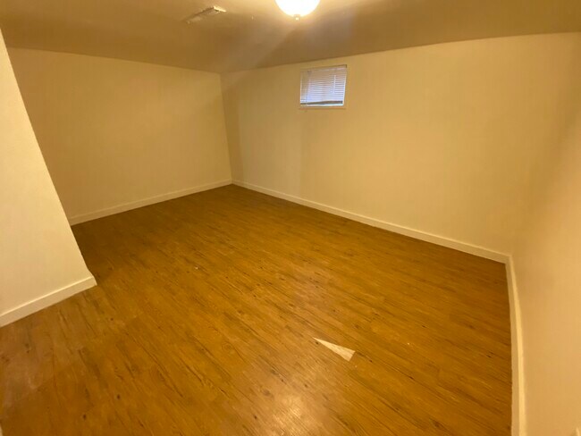 Foto del edificio - 587 N Main St