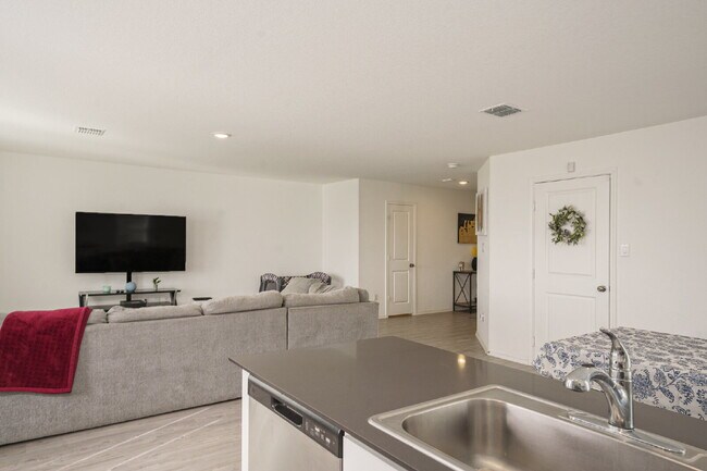 Foto del edificio - **First Month Rent Special**50% Off First Month Rent**Call Today! "Spacious 4-Bed, 3-Bath Gem in ...