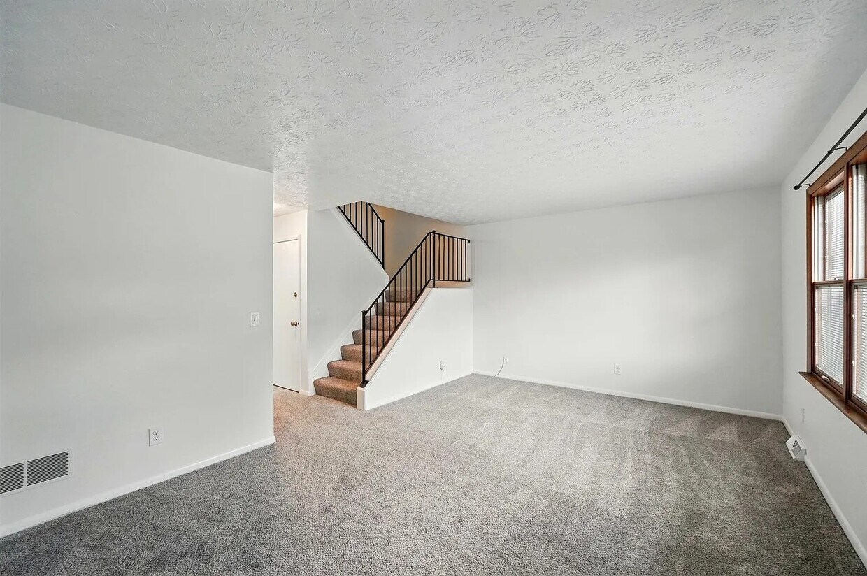 Family Room-1 - 263 N Ashbrook Cir