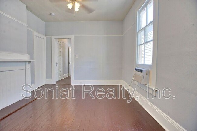 Building Photo - 2437 Lapeyrouse St