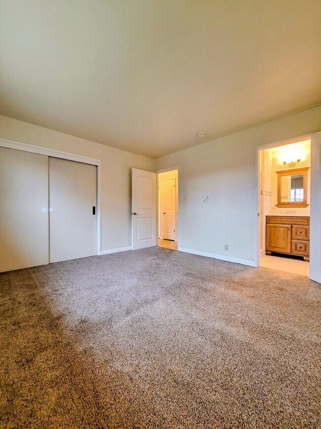 Building Photo - Charming Single Story 3bd House with Large...