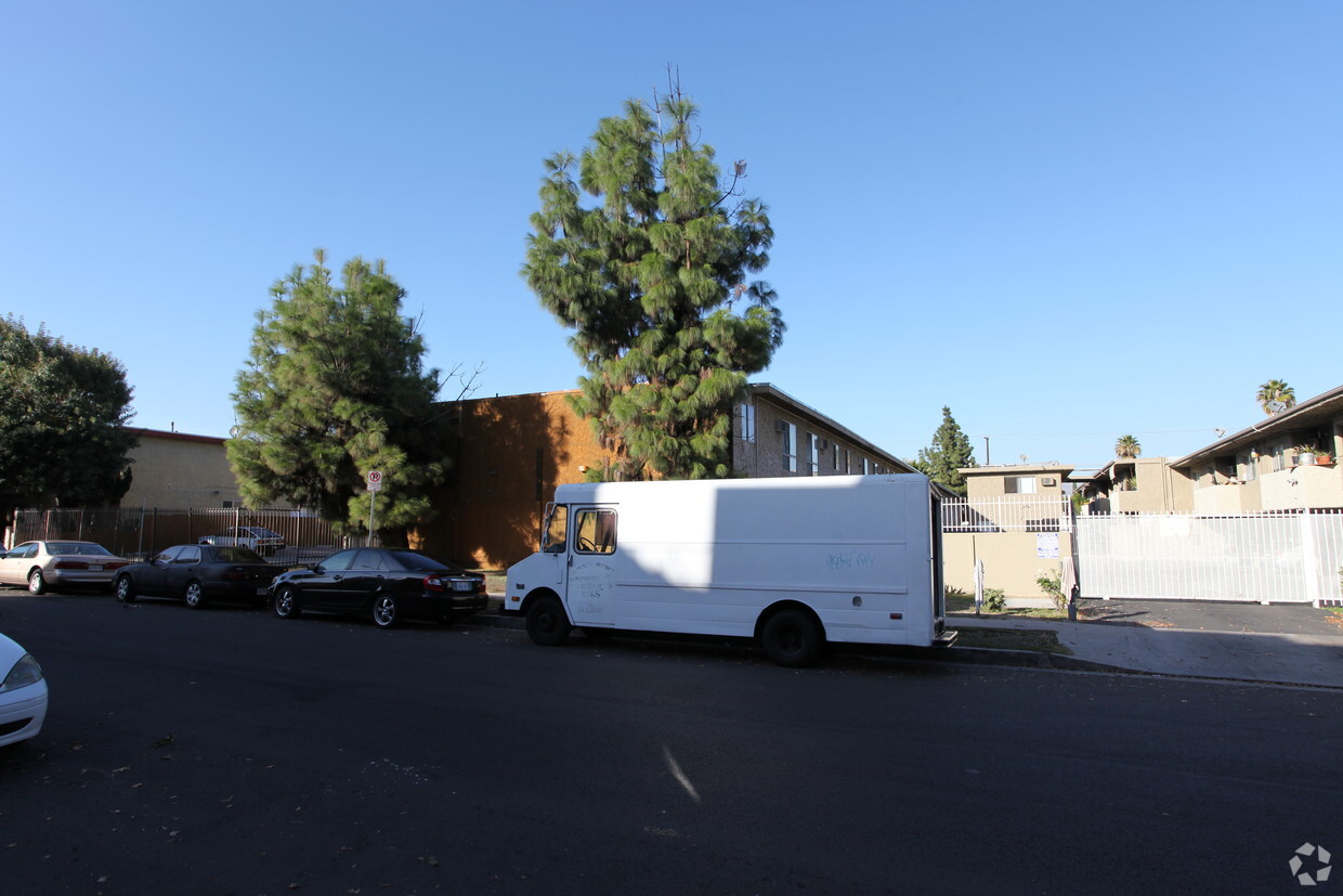 Building Photo - Saticoy Plaza