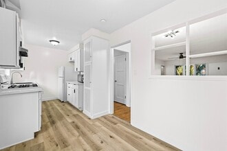 Building Photo - 6508 La Jolla Blvd