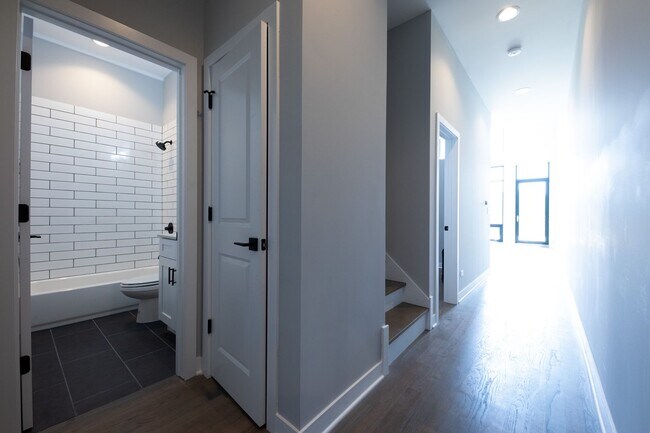 Interior Photo - 1637 Chicago