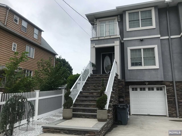 Building Photo - 142B Shaw St