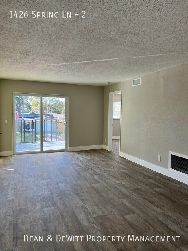 Foto del edificio - 1426 Spring Ln